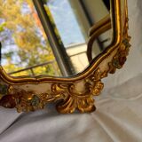 Miroir en bois doré décoré