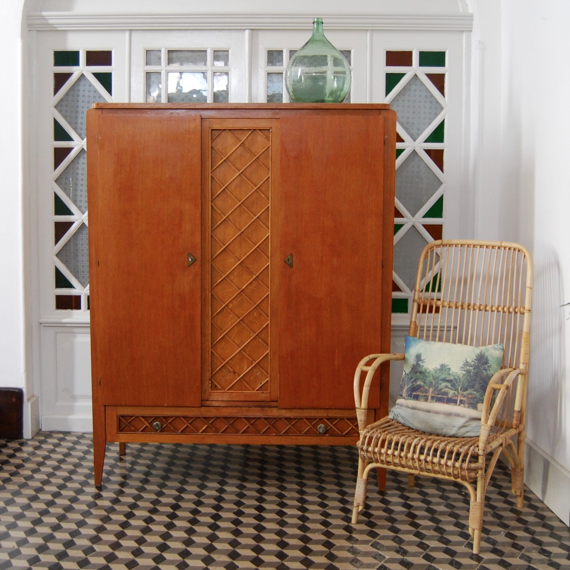 Cabinet vintage wood and rattan braces