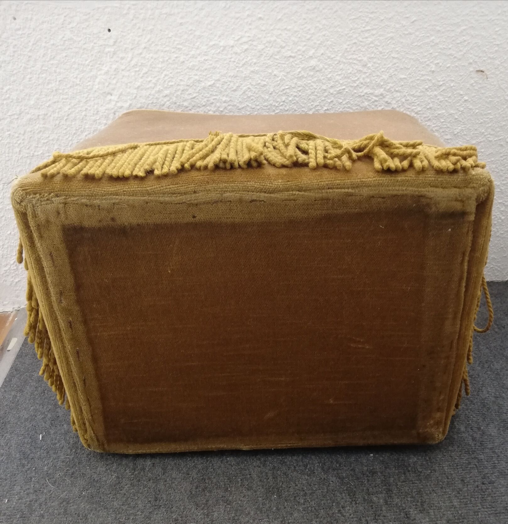 Pouf à franges en velours jaune 1960