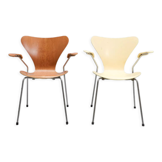 2 chaises "sjuan" d'Arne Jacobsen pour Fritz Hansen