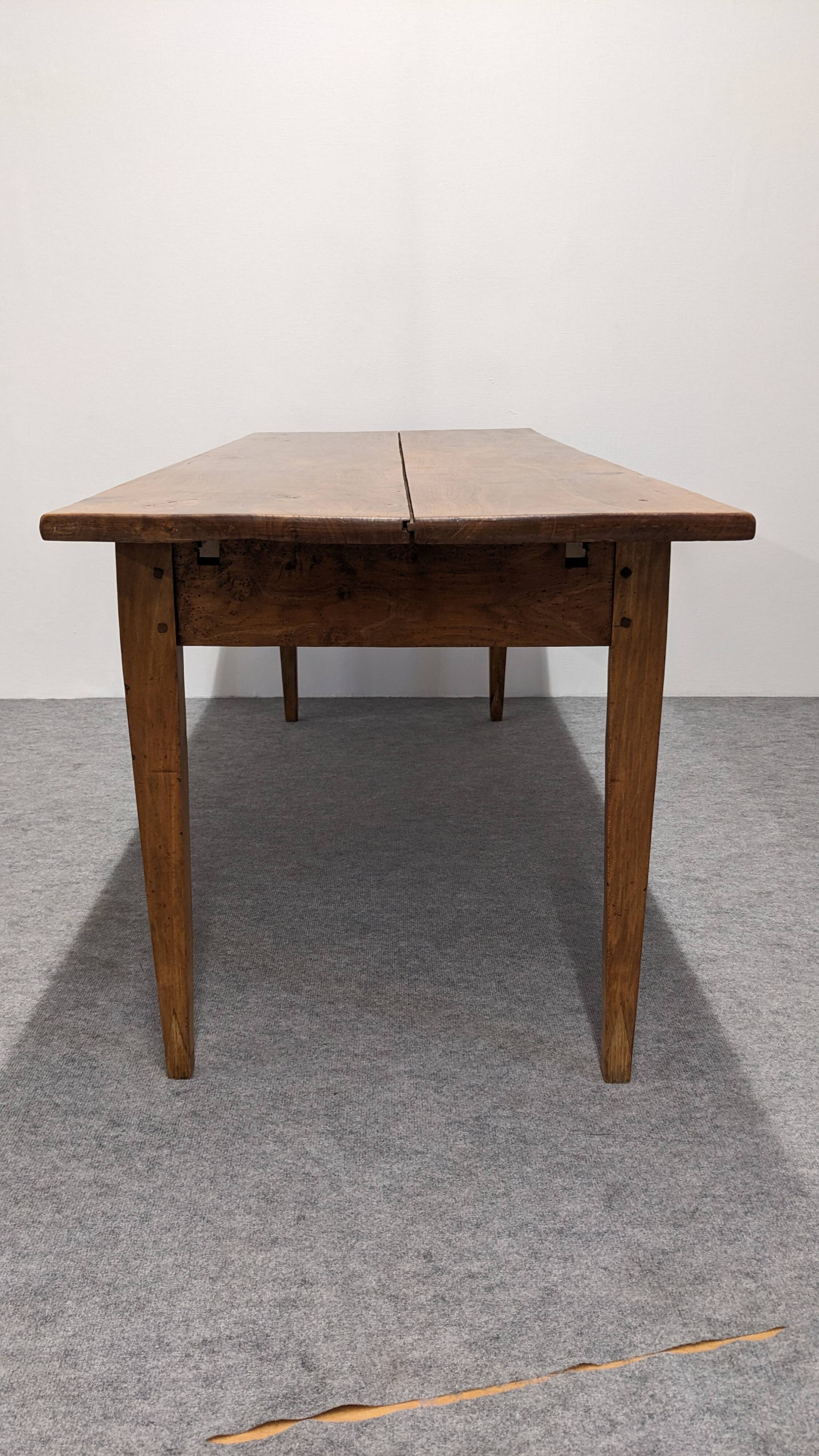 Burgundian farmhouse table in walnut, France early 19th century.