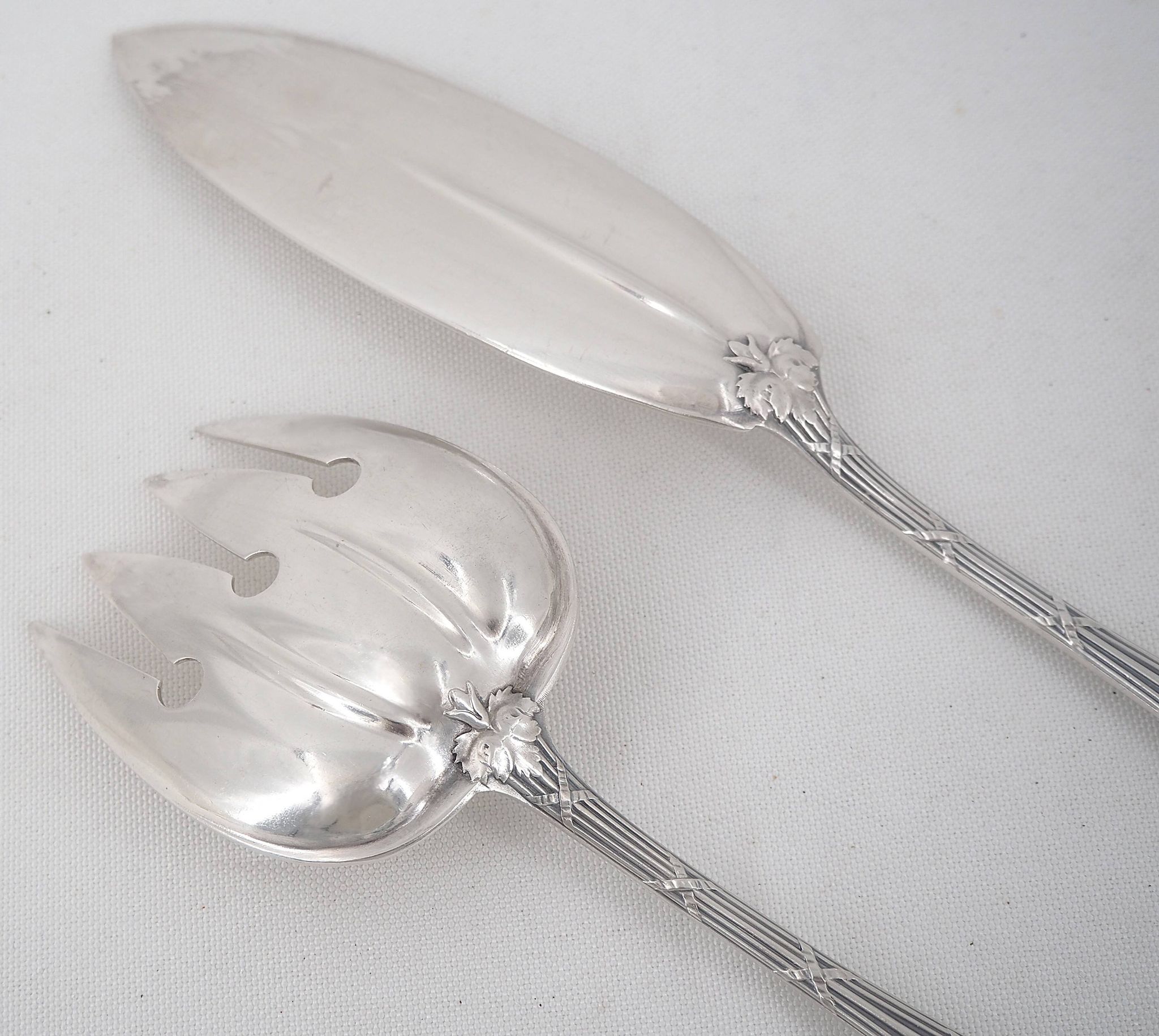 Christofle Rubans model Bell service fish cutlery set, silver-plated, 2 pieces.