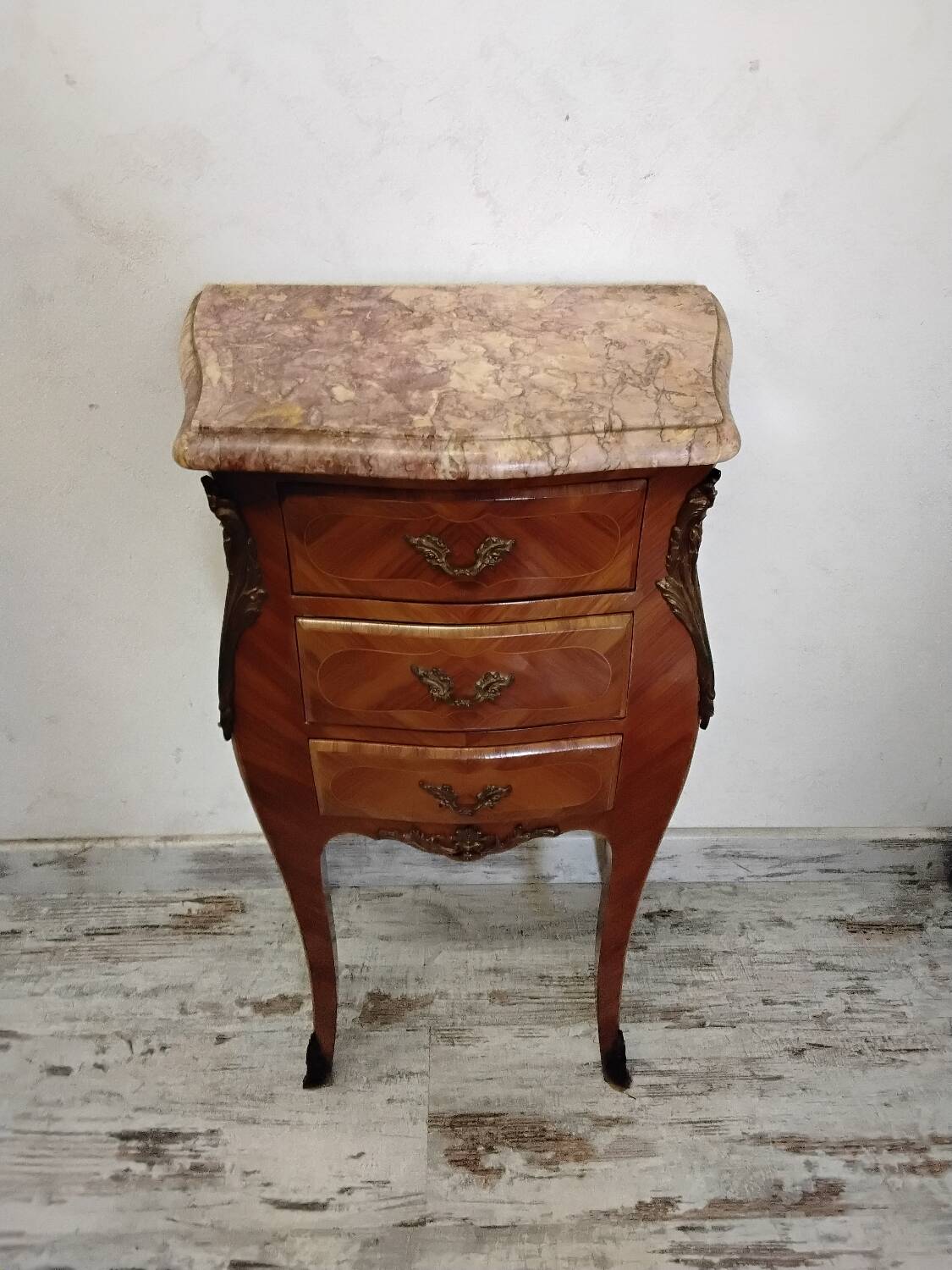 Chevet, meuble d’appoint en bois et marbre