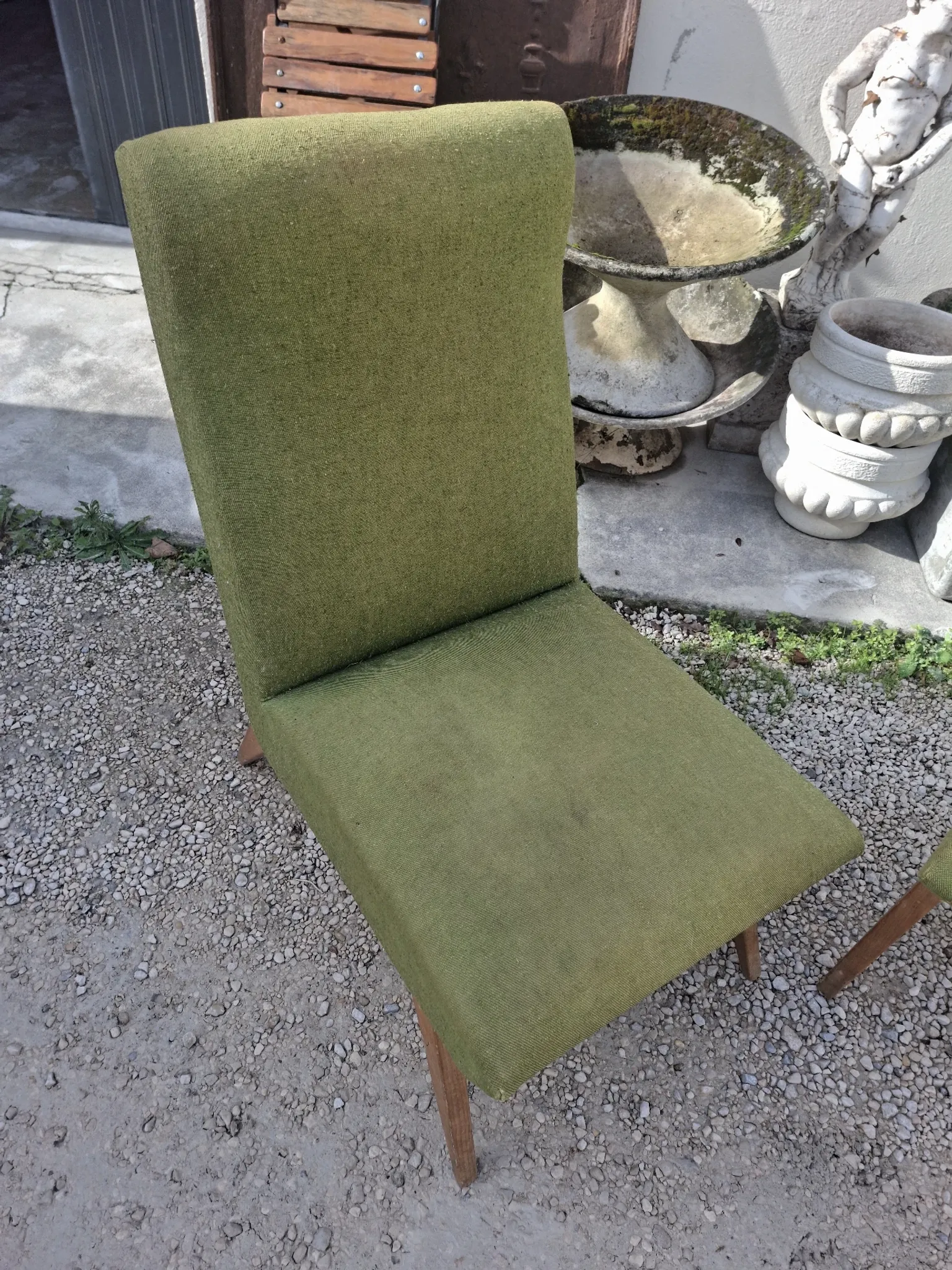 Pair of vintage armchairs with tapered legs from the 1950s.