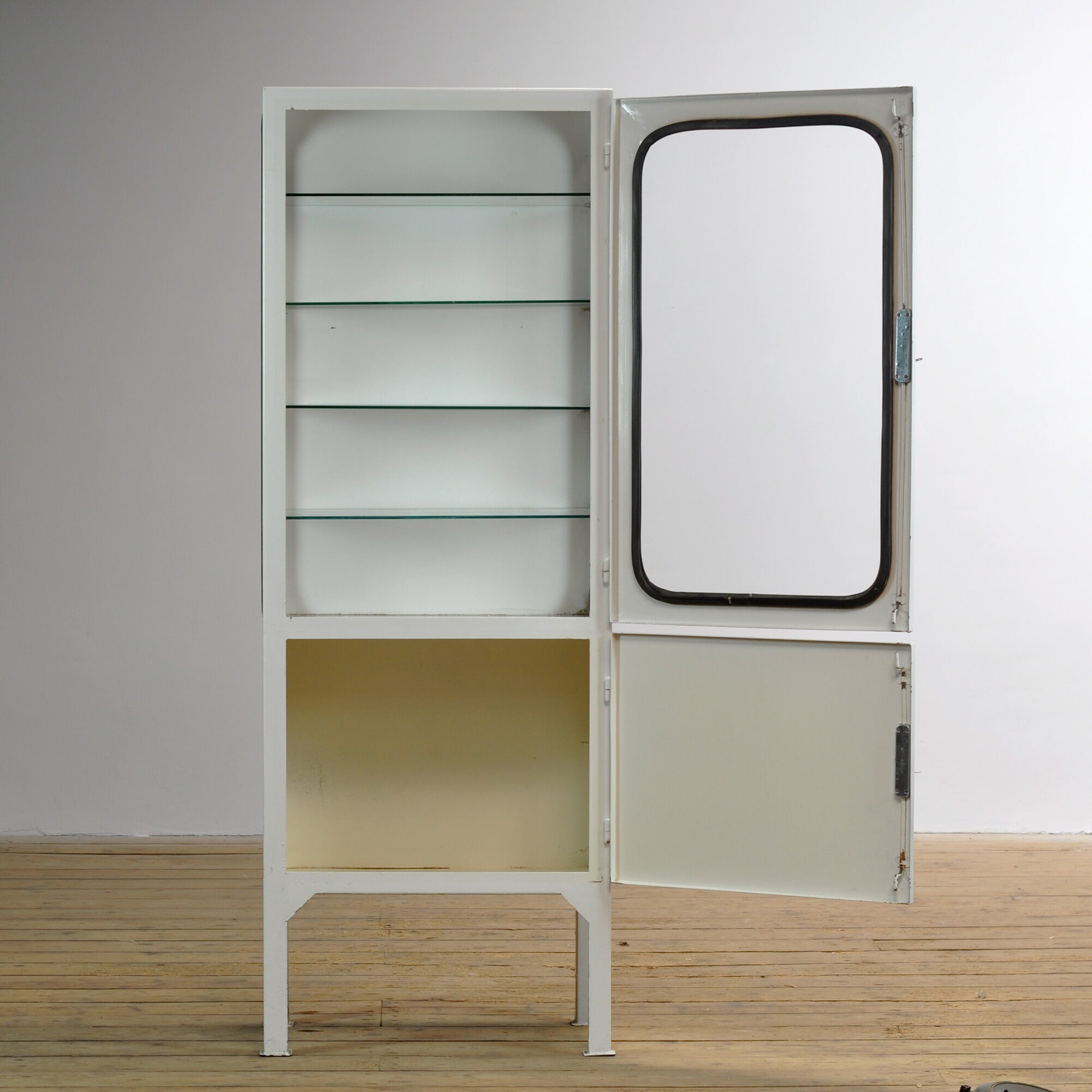 Cabinet de médecine vintage, années 1970