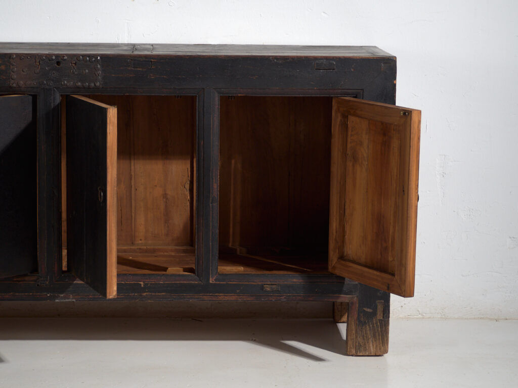 Buffet ancien peint en bois d’orme – Chine, circa 1900