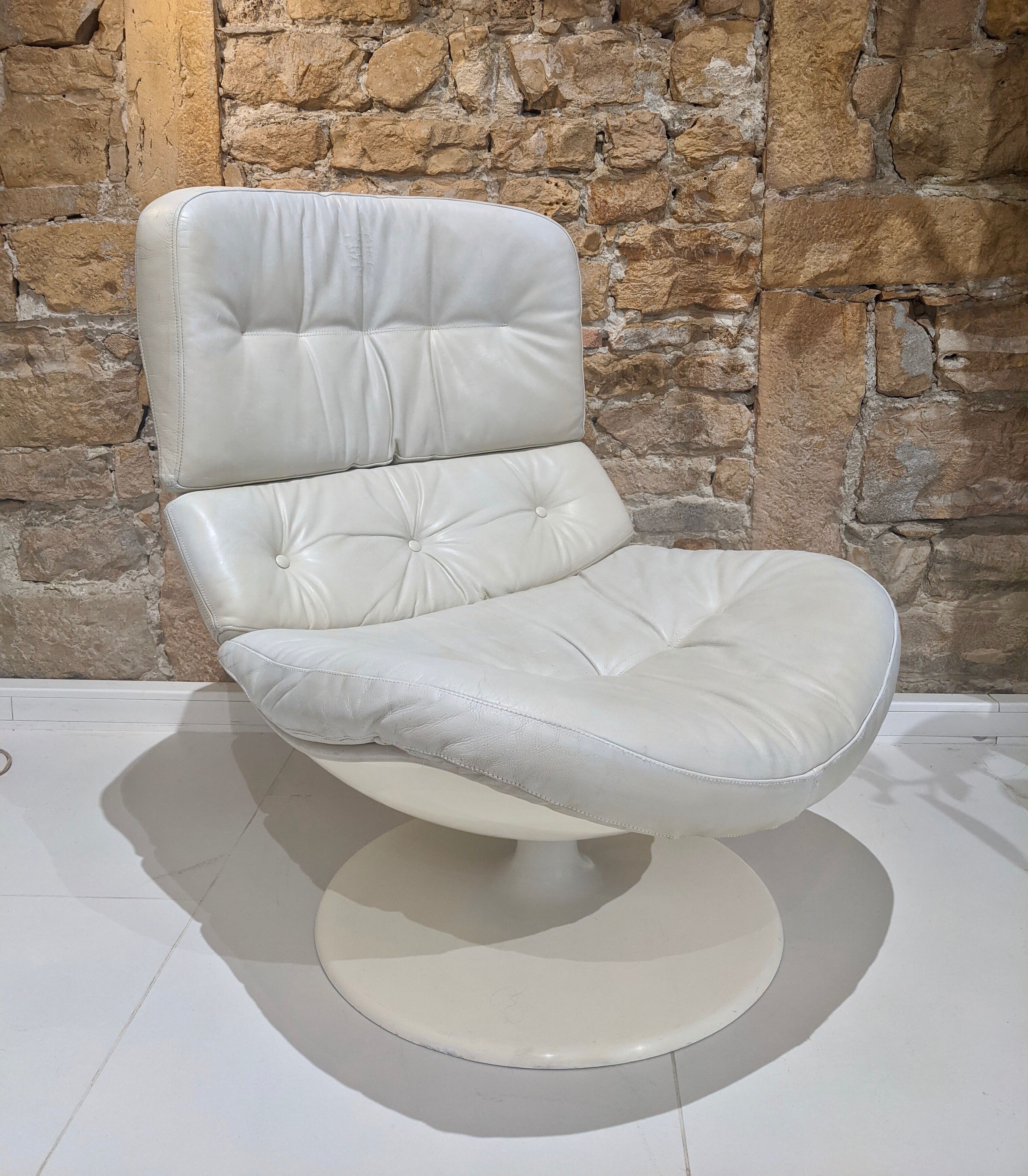 Swivel armchair in grey patinated leather