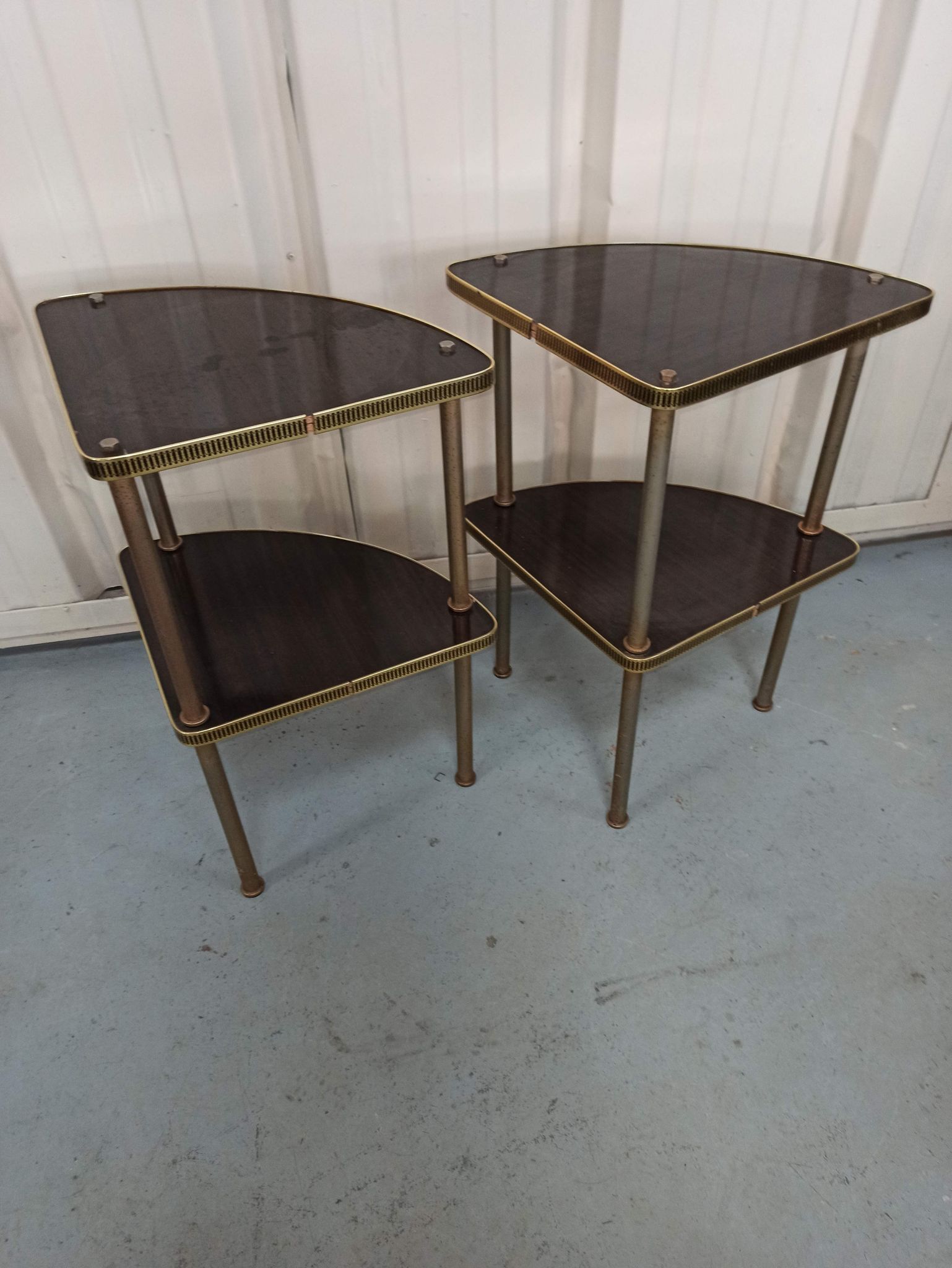Pairs of corner shelves notches gilded formica brown 60s