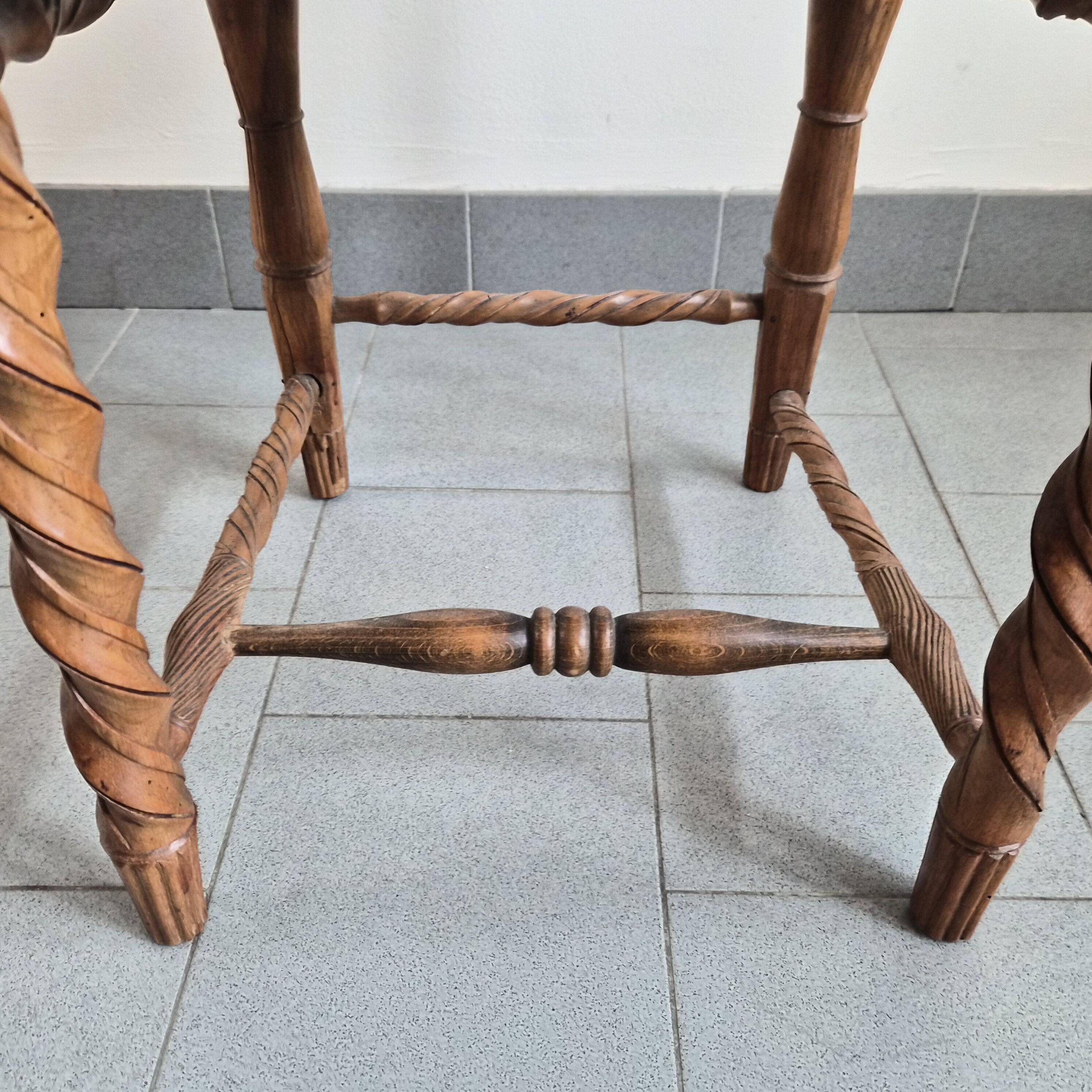 Chaise vintage en bois sculpté