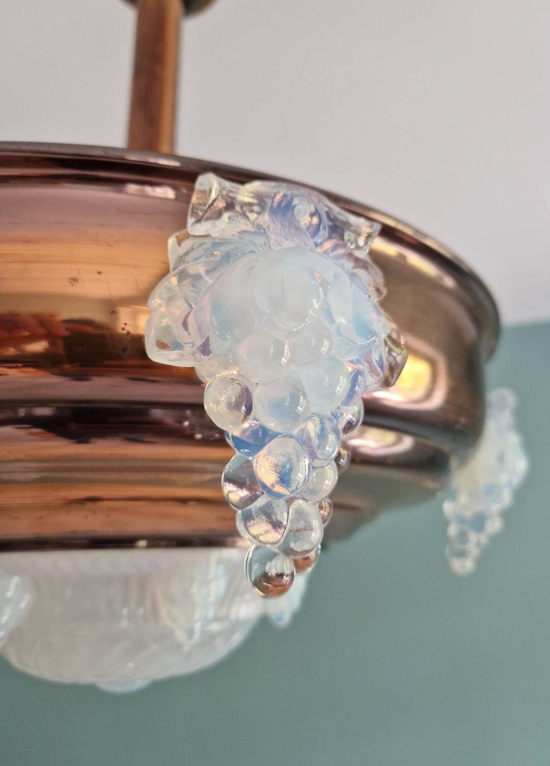 Lustre Art Déco en cuivre en verre moulé pressé opale, 1920-30