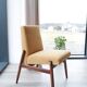 Fauteuil lounge vintage jaune avec accoudoirs en tissu bouclé, bois de noyer, style scandinave