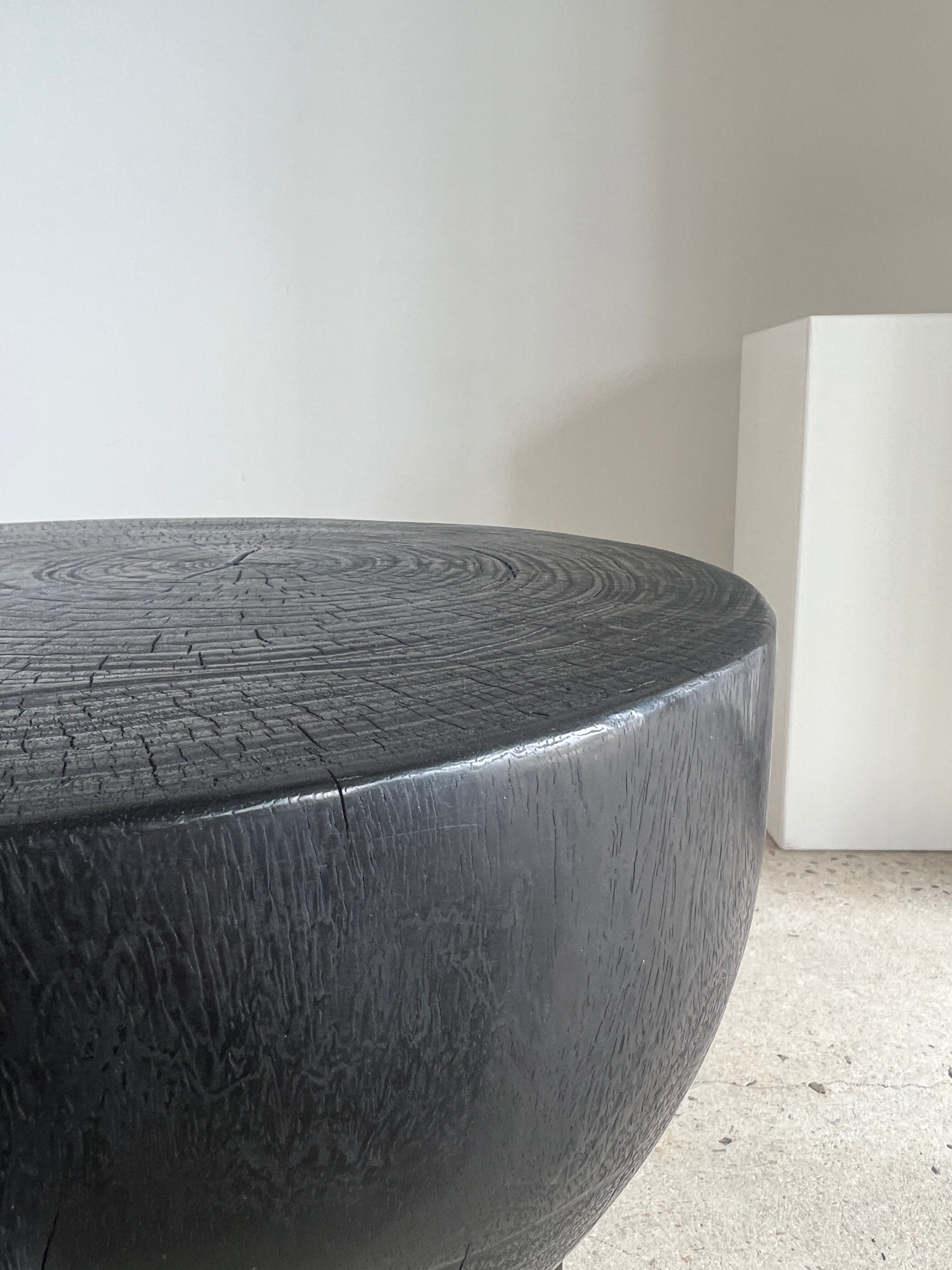 Black mango wood tripod side table with a semi-spherical top, height: 45 cm, diameter: 44 cm.