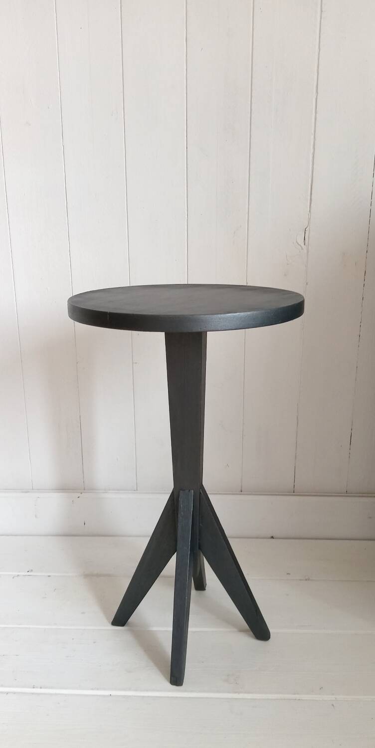 Pedestal table