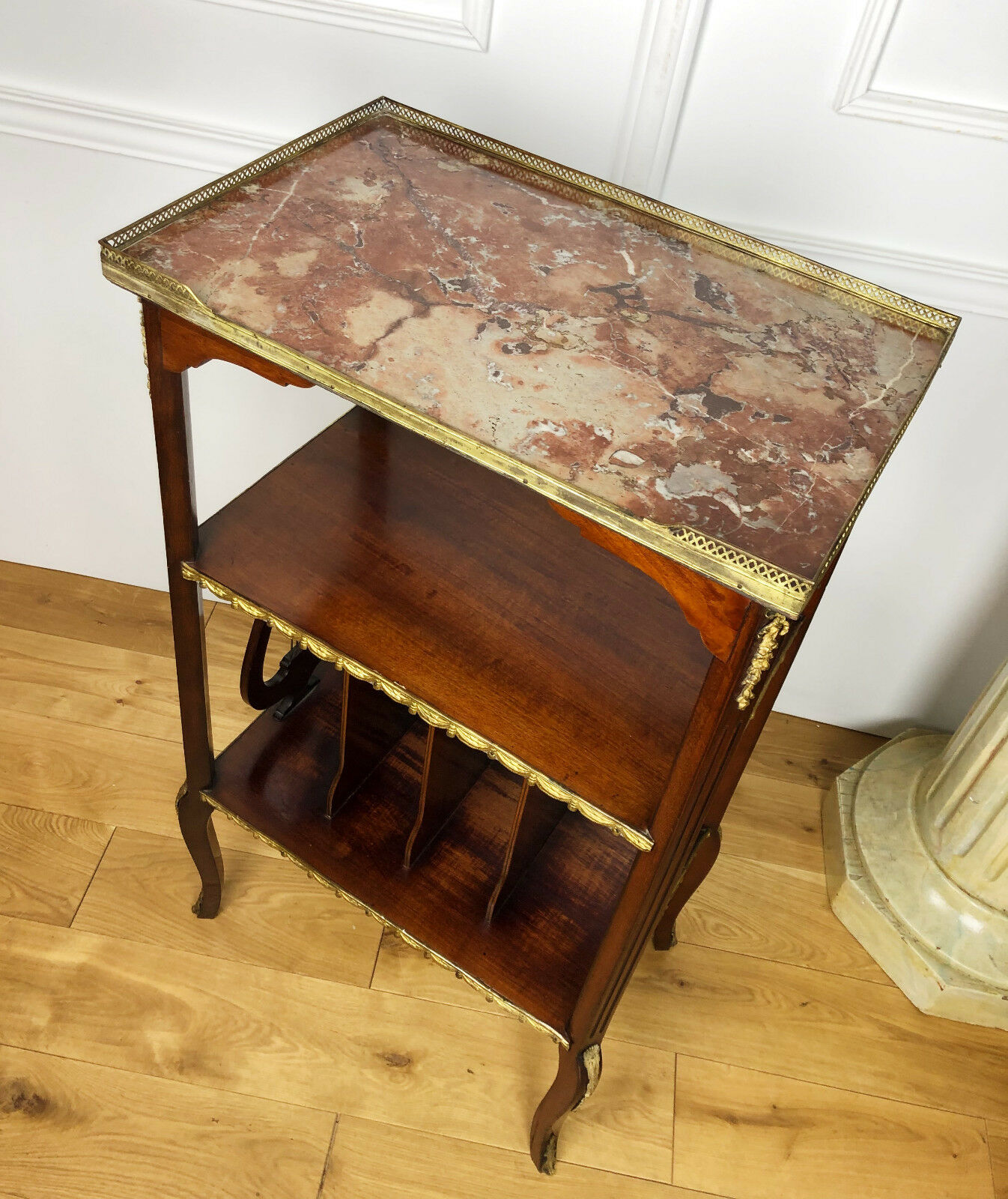 Furniture to old music of style Louis XVI