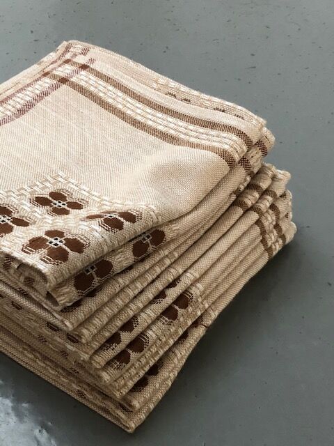 Tablecloth and its beige and brown towels 70s