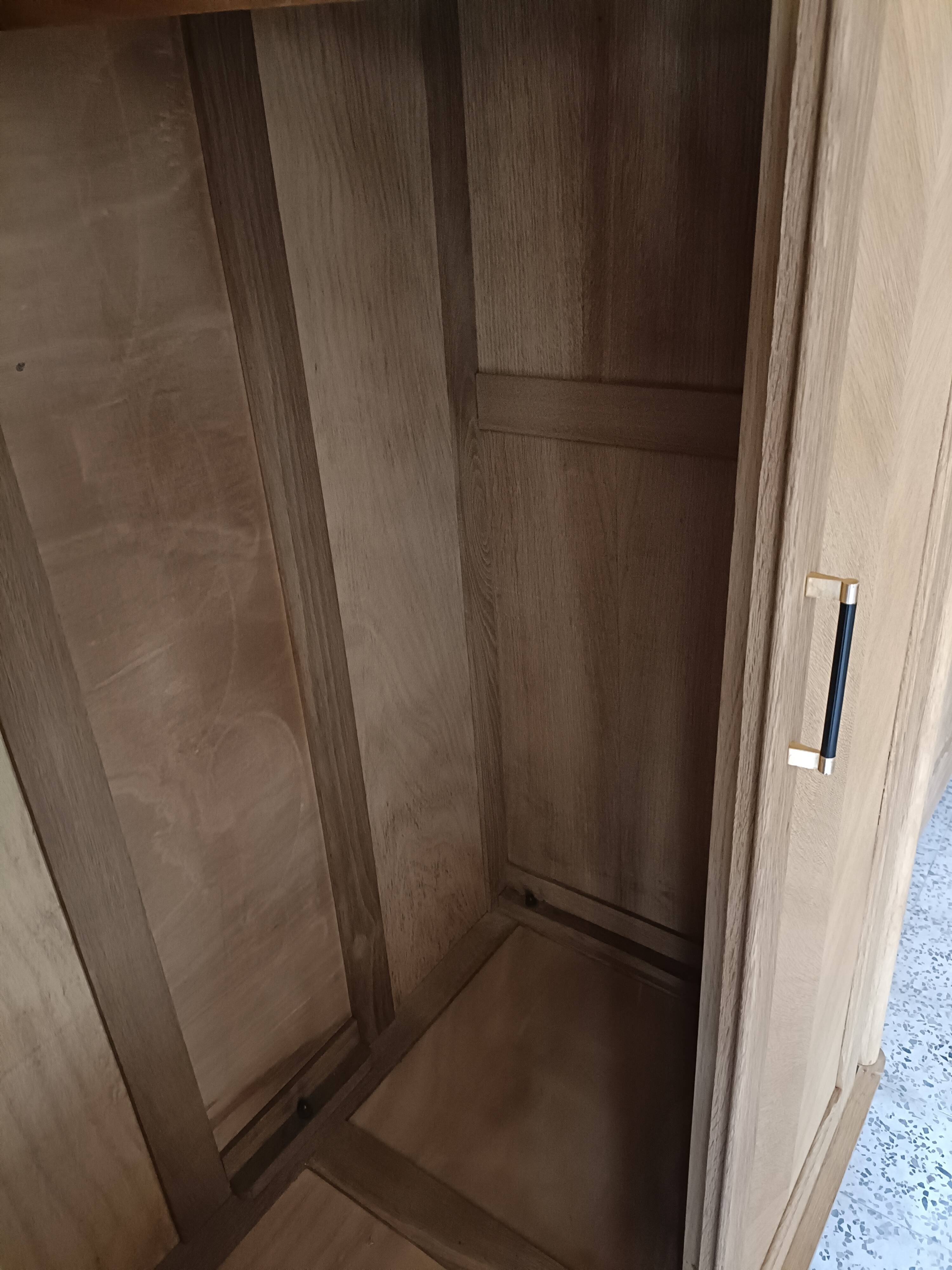 Wardrobe/sliding doors and tapered legs