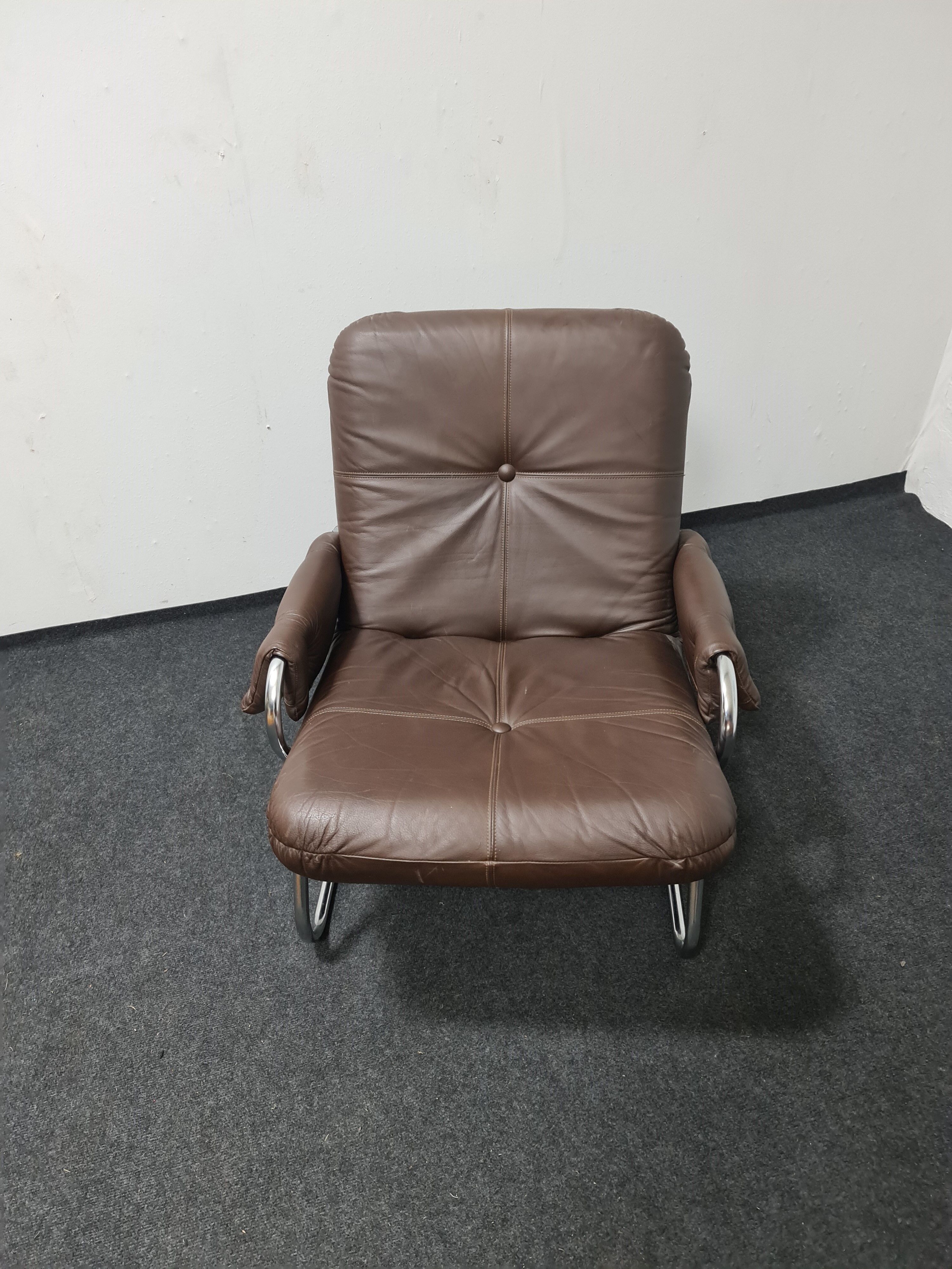 Vintage tubular framed leather lounge chair