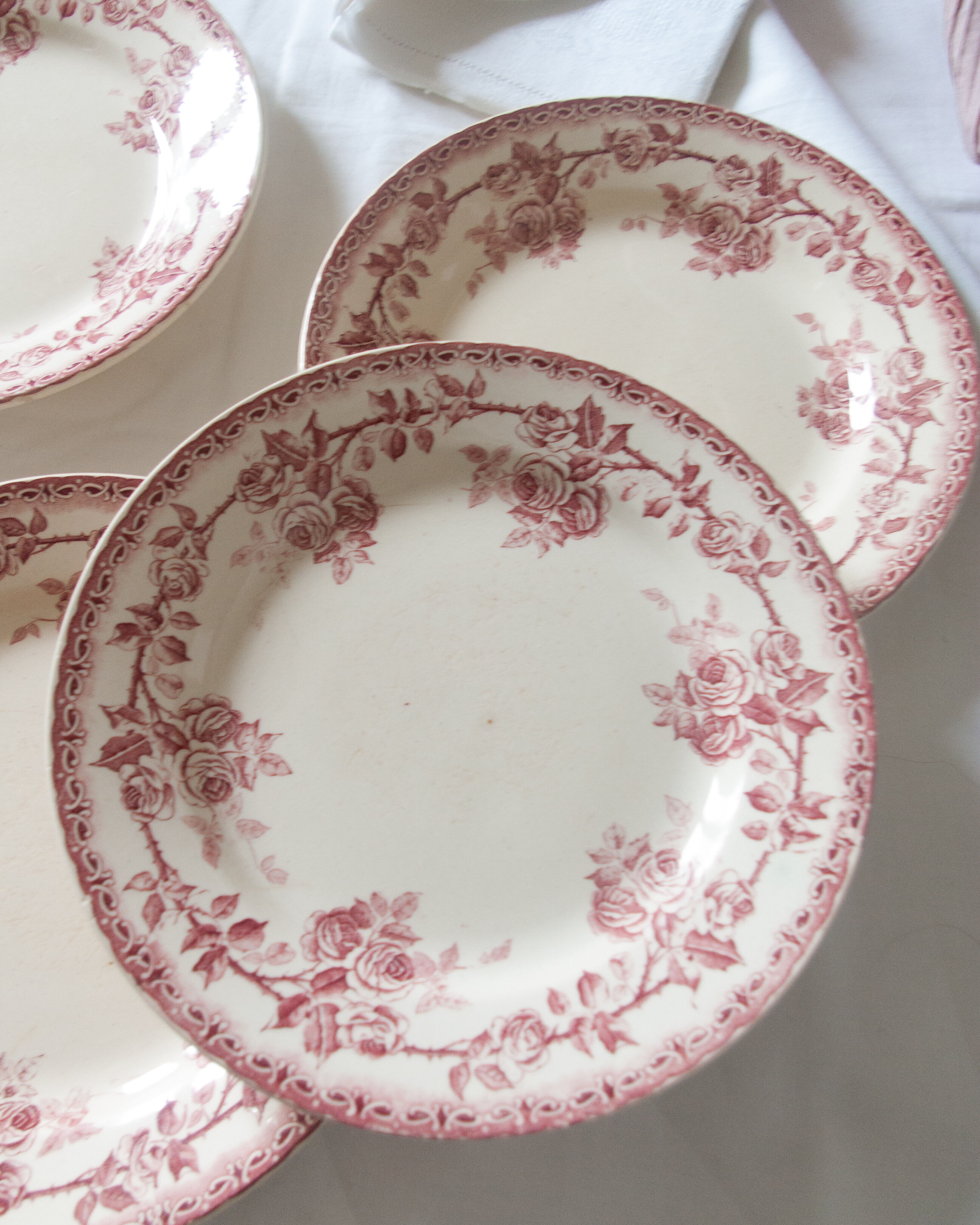 Old plates, rosé red décor, "Paris"