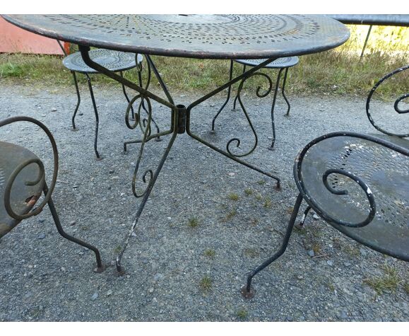 Ancien salon de jardin en fer forgé table ronde 2 fauteuils et 2 chaises |  Selency