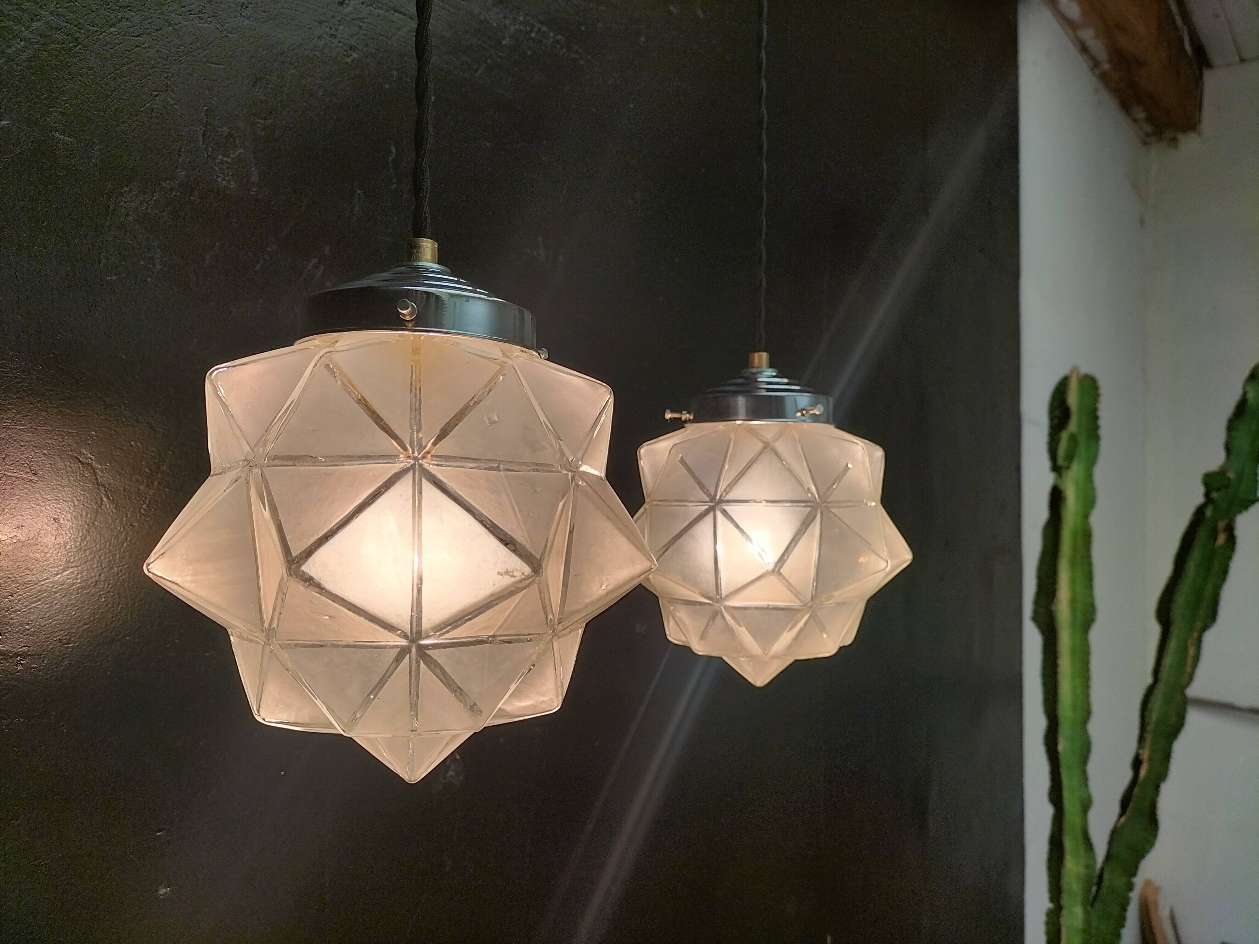 Paire de suspensions art déco en verre