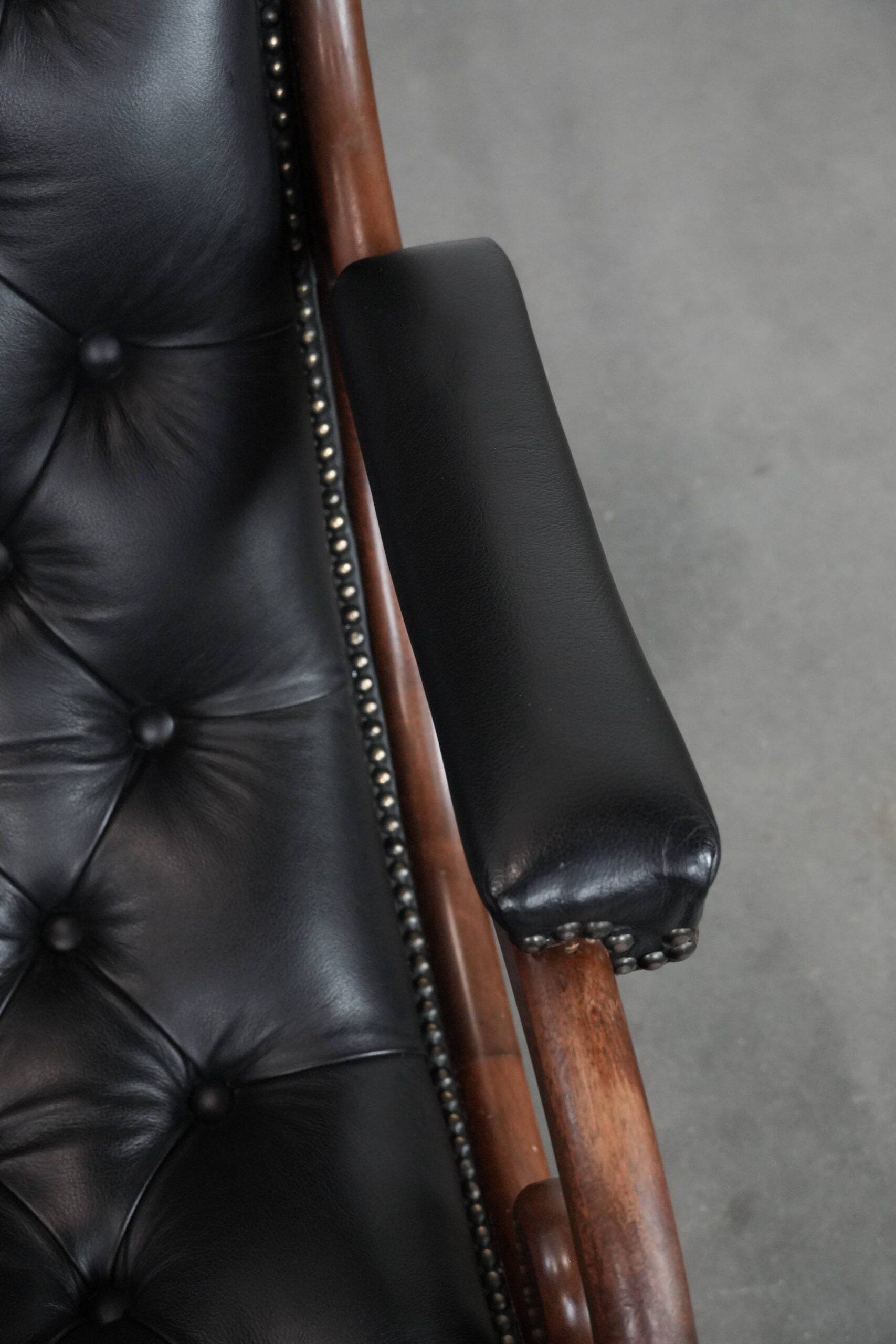 Fauteuil chesterfield en cuir de vachette noir classique et confortable