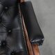 Fauteuil chesterfield en cuir de vachette noir classique et confortable