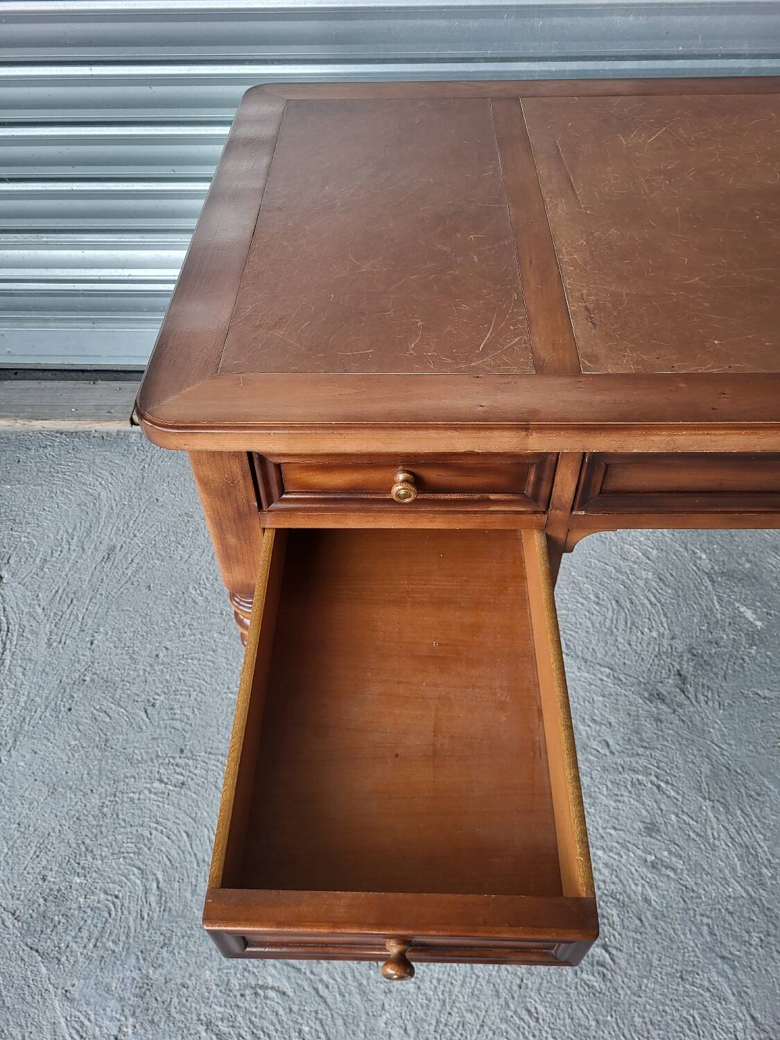 Louis Philippe style center-middle minister's desk in wood and leather