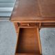Bureau ministre de centre milieu style Louis Philippe en bois et cuir