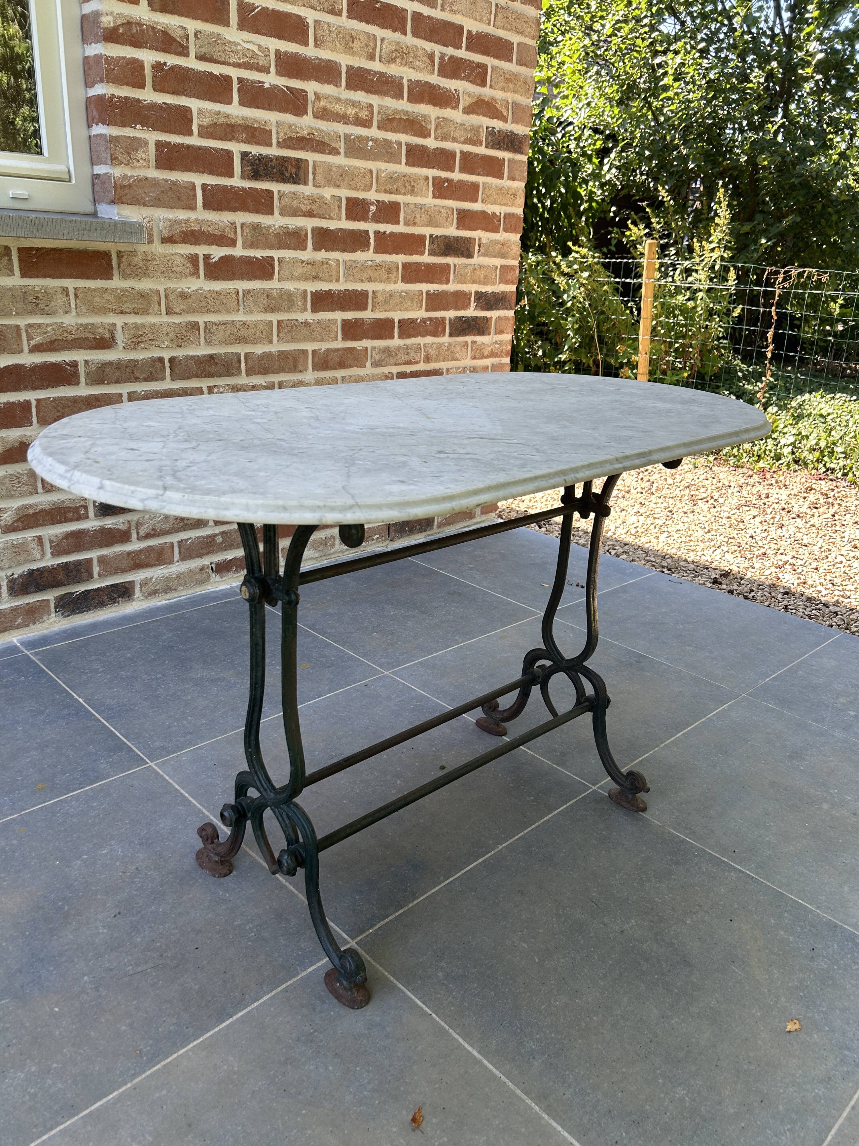 Bistro table in cast iron and marble from the art nouveau period.