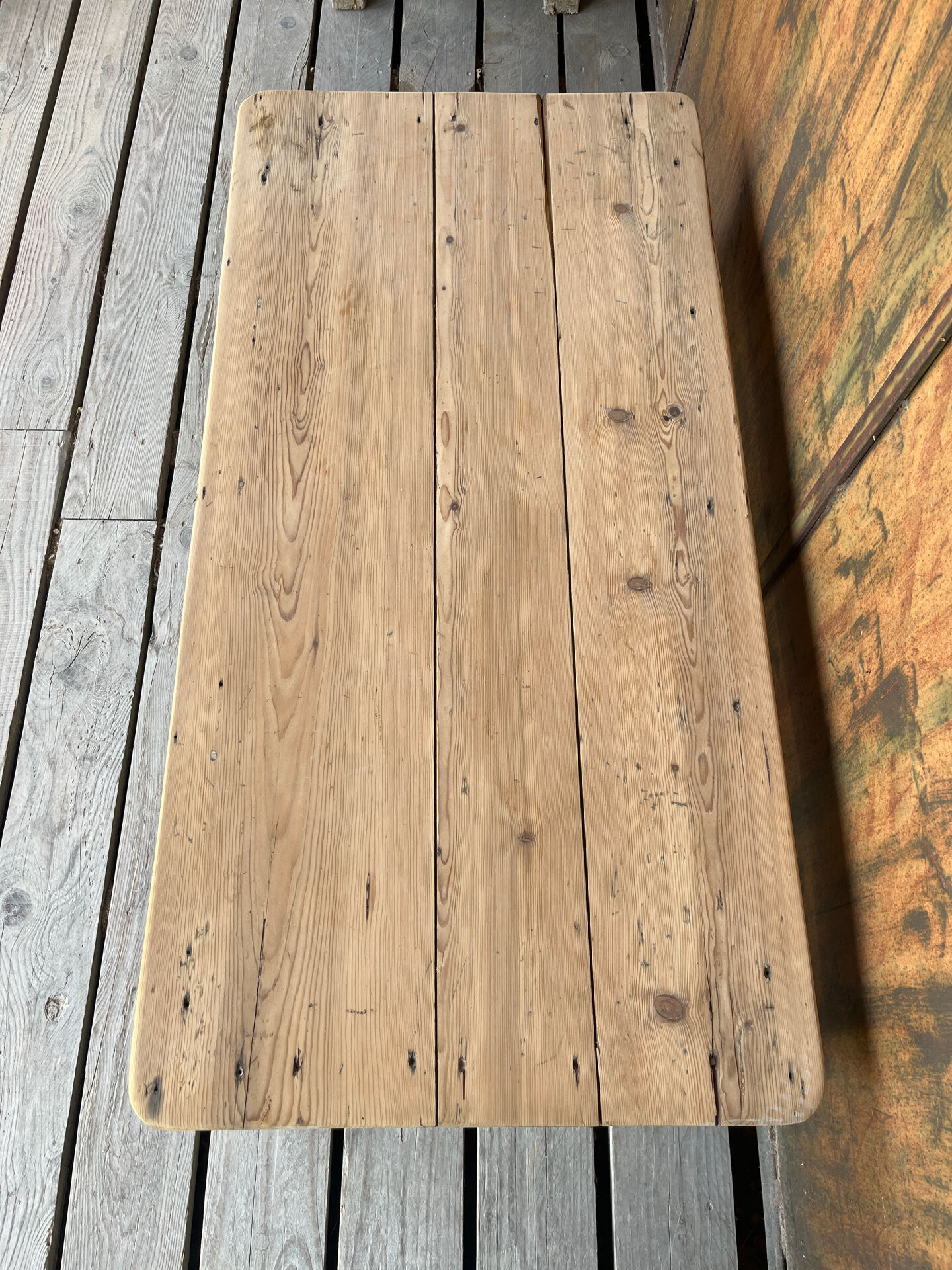 Table basse en bois brut