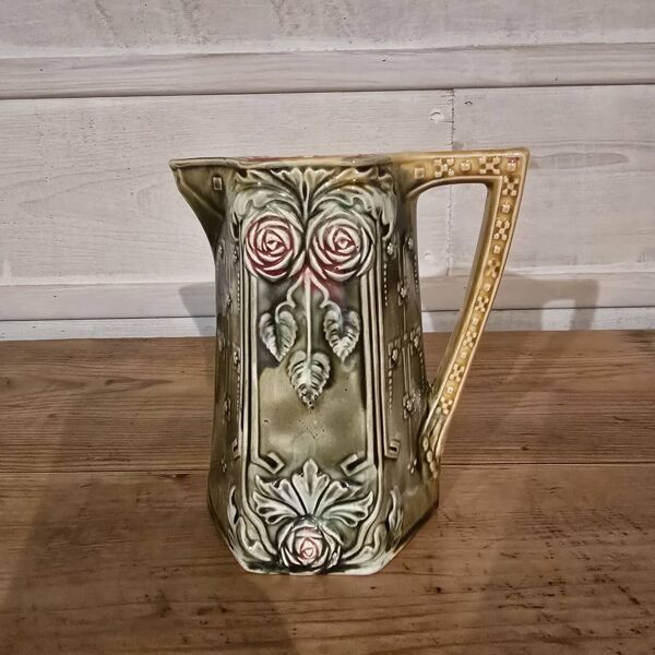 Pichet en barbotine faïencerie  Onnaing.