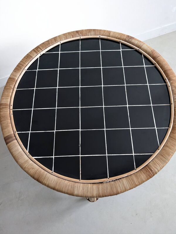 Table basse ronde en rotin et céramique noire, années 1960