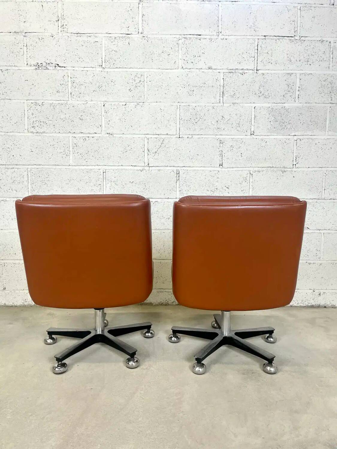 Pair of brown leather armchairs 1980