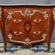 Commode de style Louis XV. Marqueterie, décoration en bronze doré.
