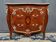 Commode de style Louis XV. Marqueterie, décoration en bronze doré.