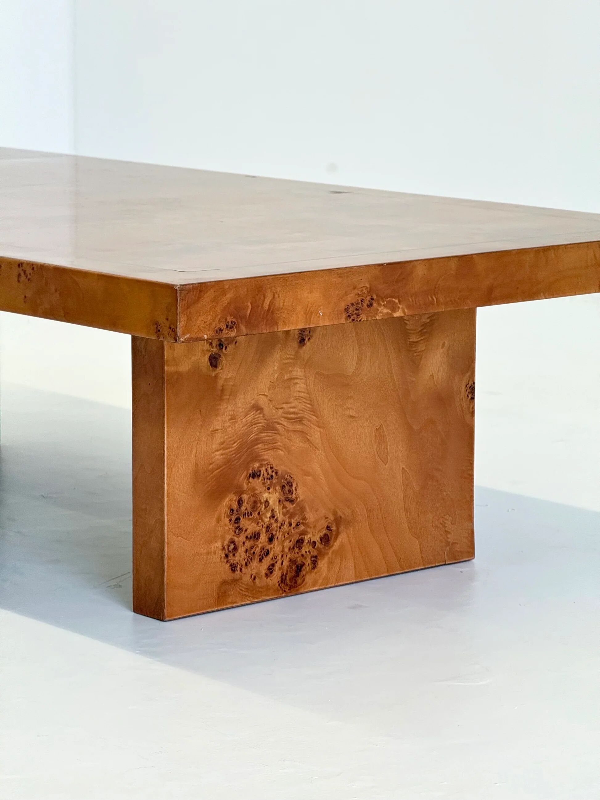 Table basse vintage par Smania en bois de noyer.