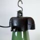 Lampe à suspension industrielle en émail vert, années 1960