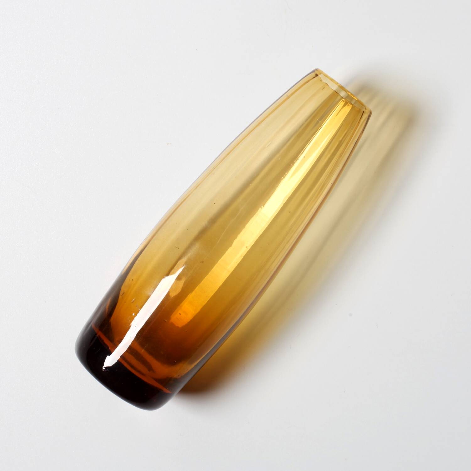 Petit vase en verre ambré miel du milieu du siècle / Suède / années 1970