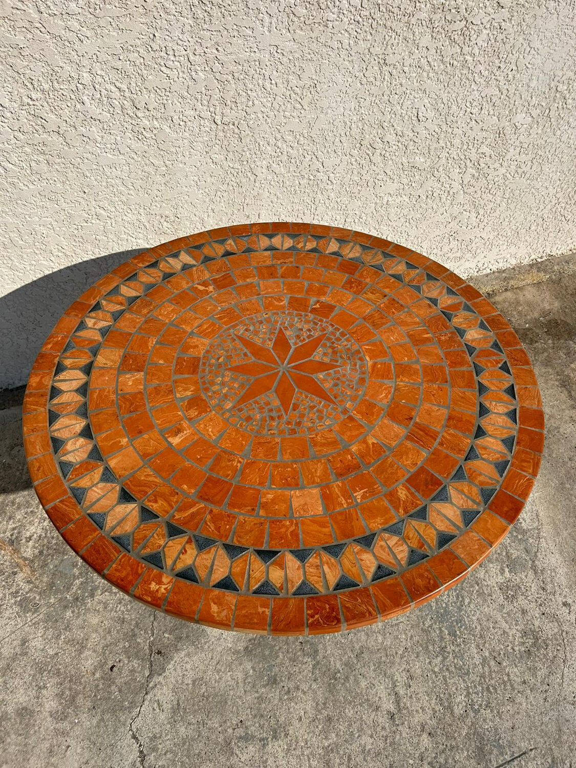Table ronde de jardin en mosaïque et fer