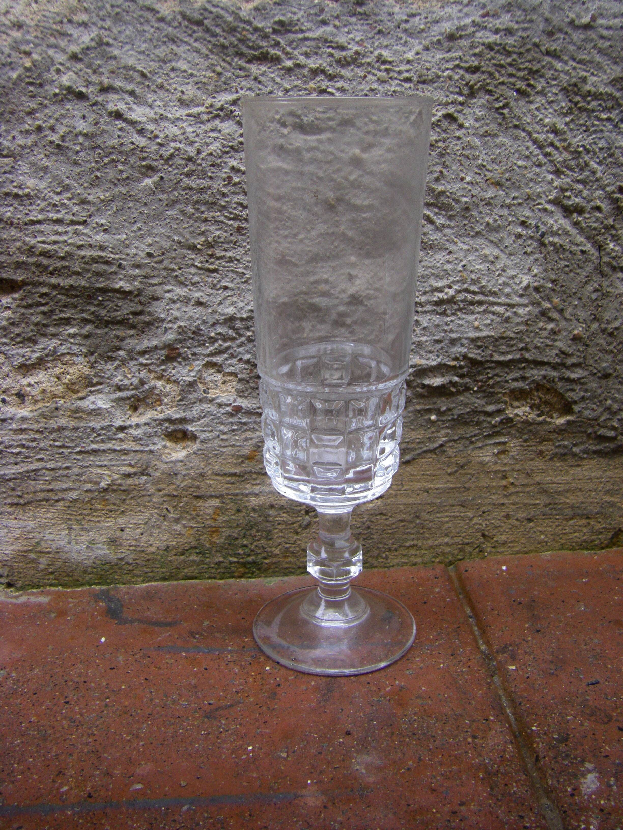 Series of sixteen champagne flutes