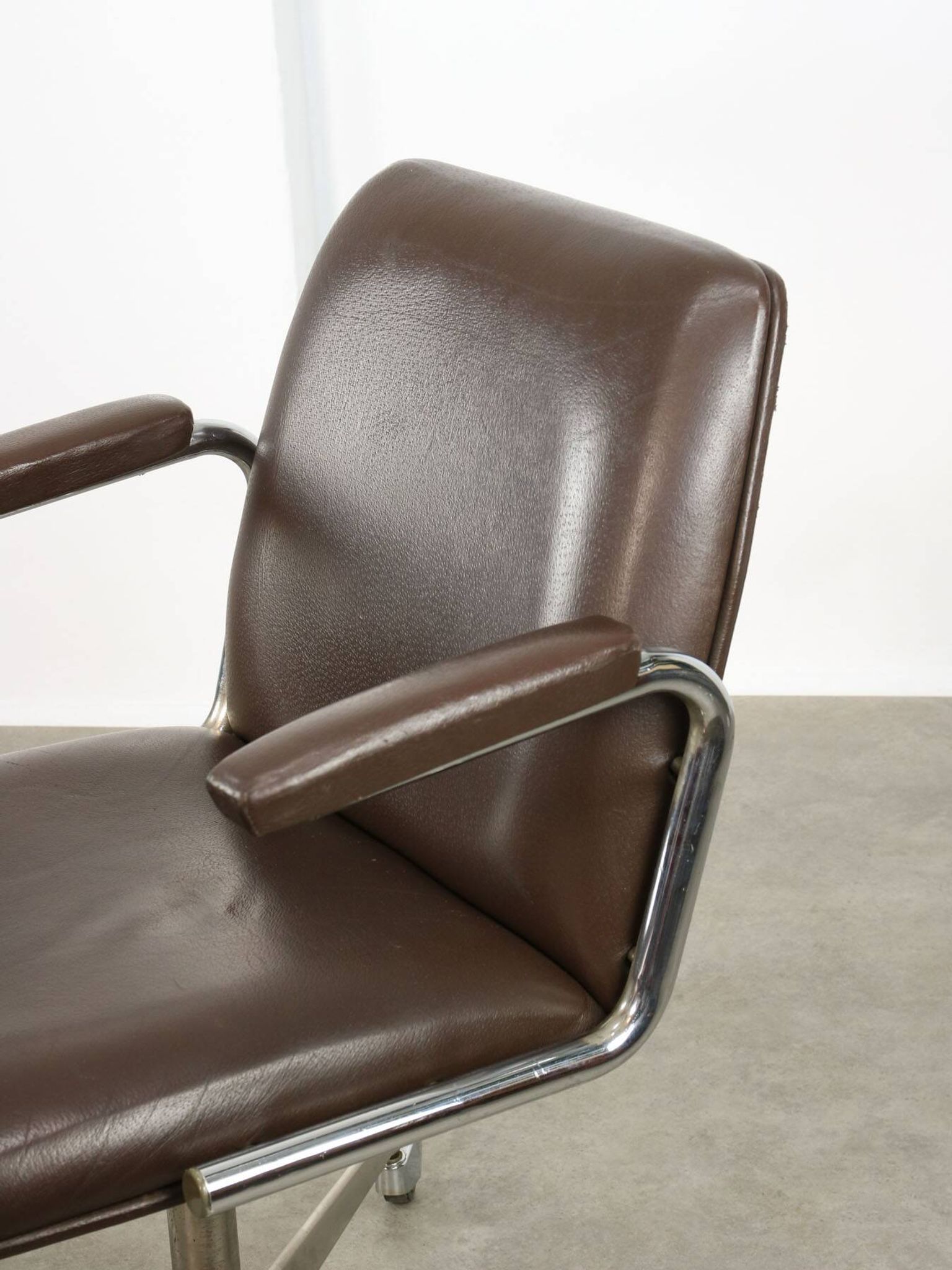 Chaise pivotante en cuir marron italien du milieu du siècle