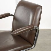 Chaise pivotante en cuir marron italien du milieu du siècle