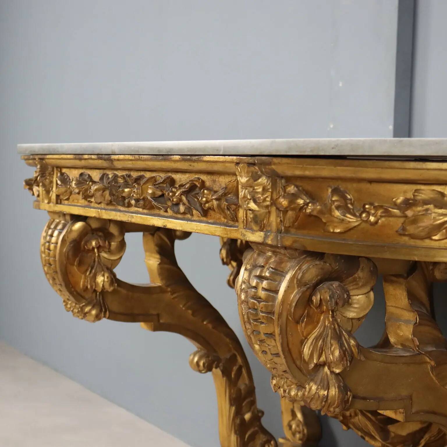Console ancienne en bois sculpté avec décorations, Italie, XIXe siècle