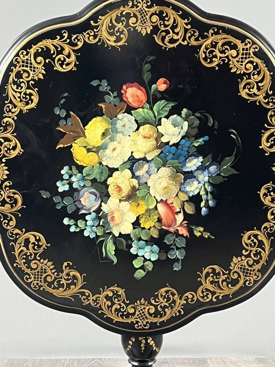 Napoleon III lacquered gueridon table with floral decoration, 19th century.