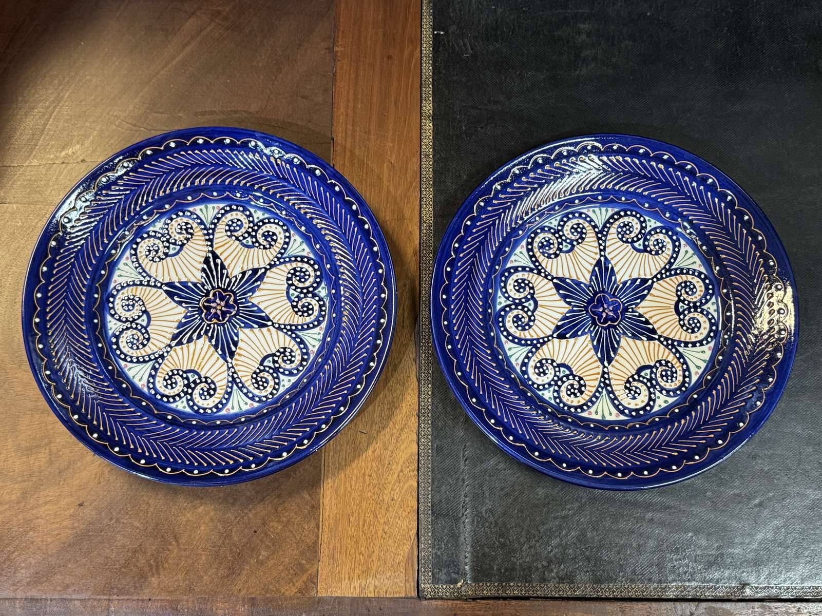 Pair of Quimper earthenware plates with pearl decoration from the 1950s.