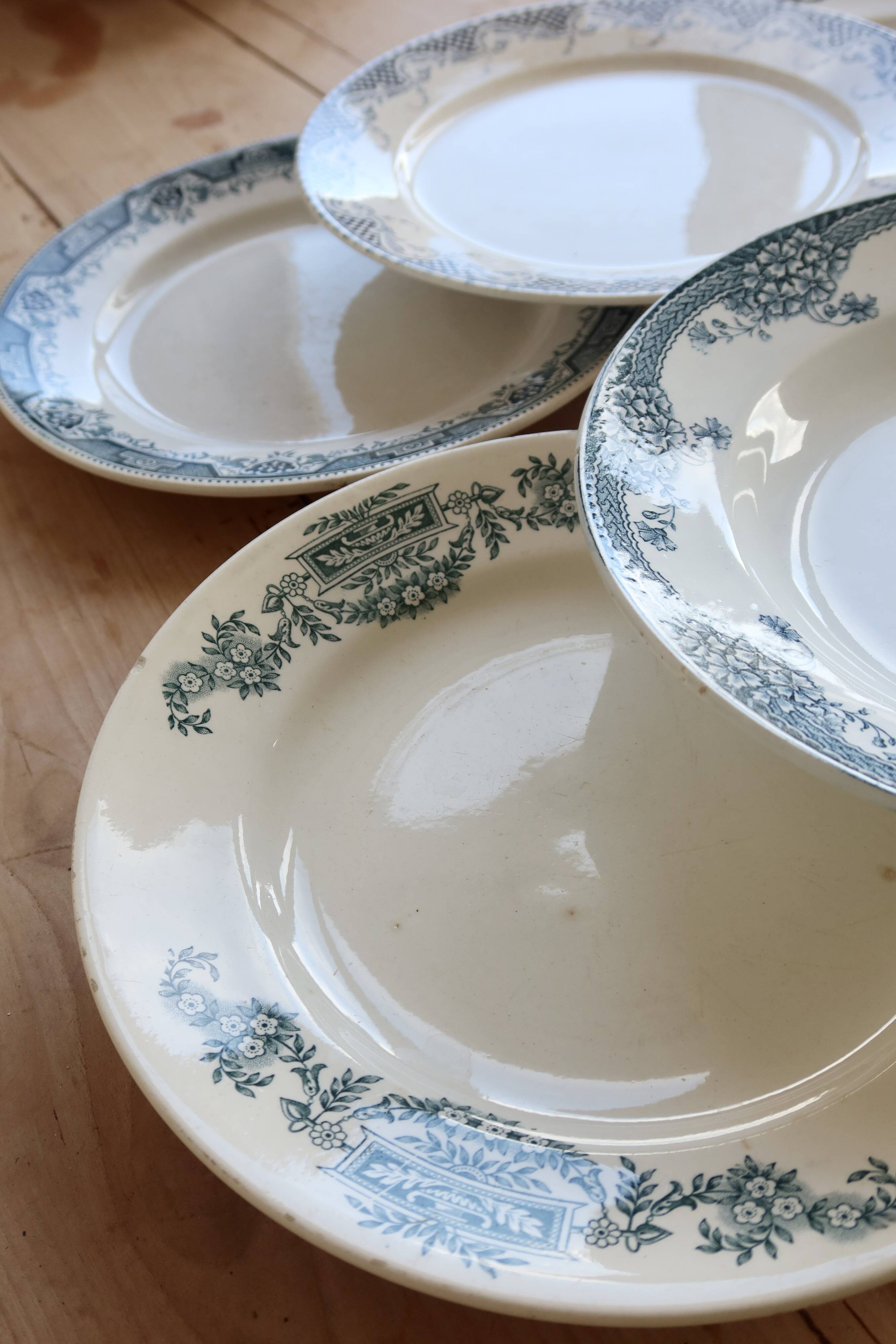 Assiettes plates vintage dépareillées terre de fer - Décor bleu / vert