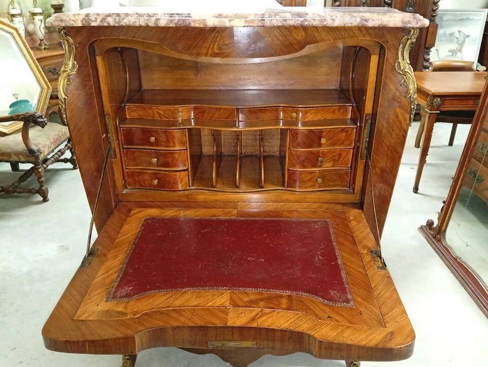 Important Louis XV secretary, in floral marquetry and rich.