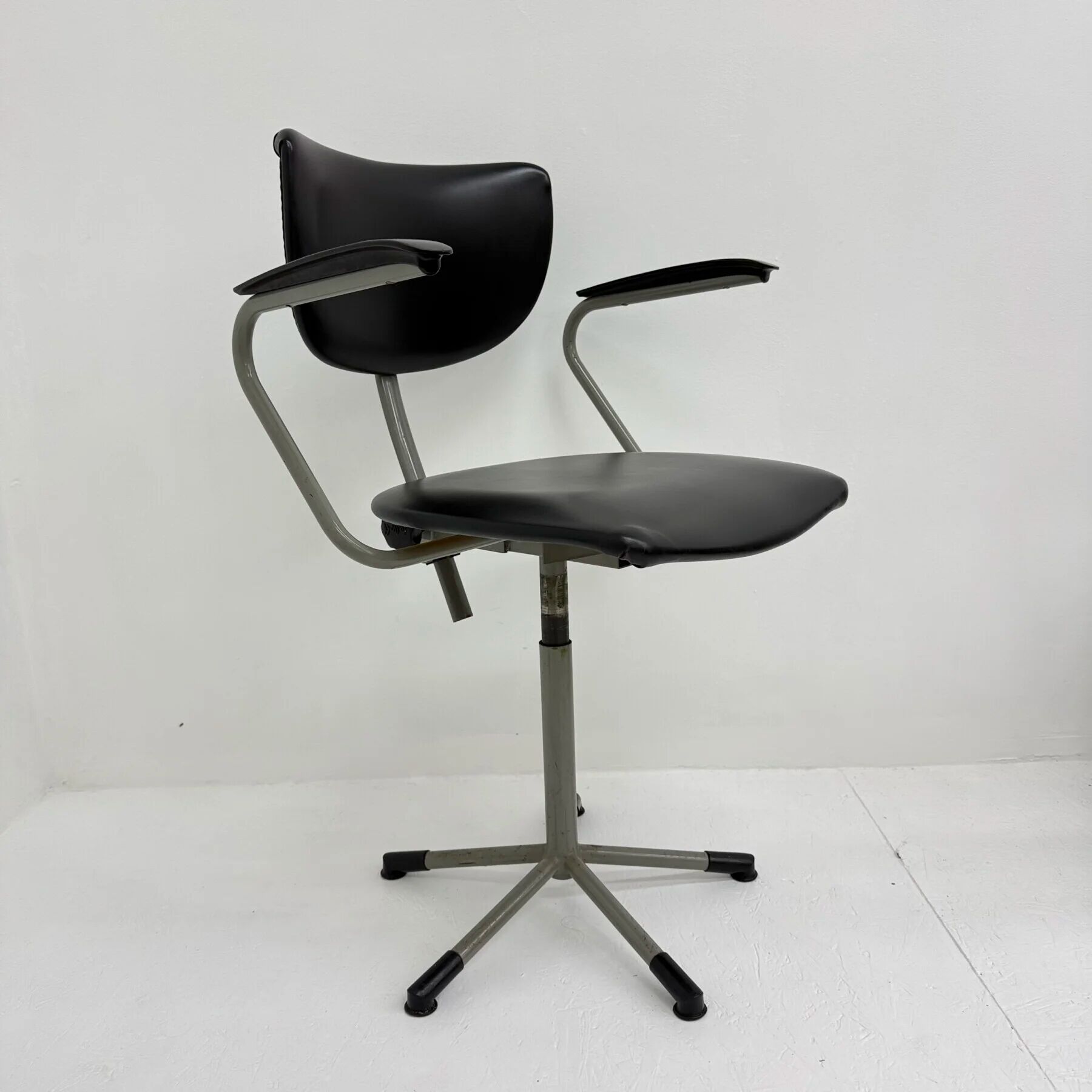 Chaise de bureau mid-century 3311 par Toon de Wit pour Gebroeders de Wit, années 1960.