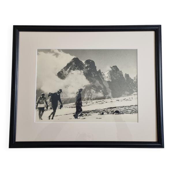 Tirage argentique ancien alpin, randonneurs en haute montagne années 60