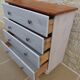 Grande Commode dessus bois 4  tiroirs cérusés blanc gris avec boutons métal